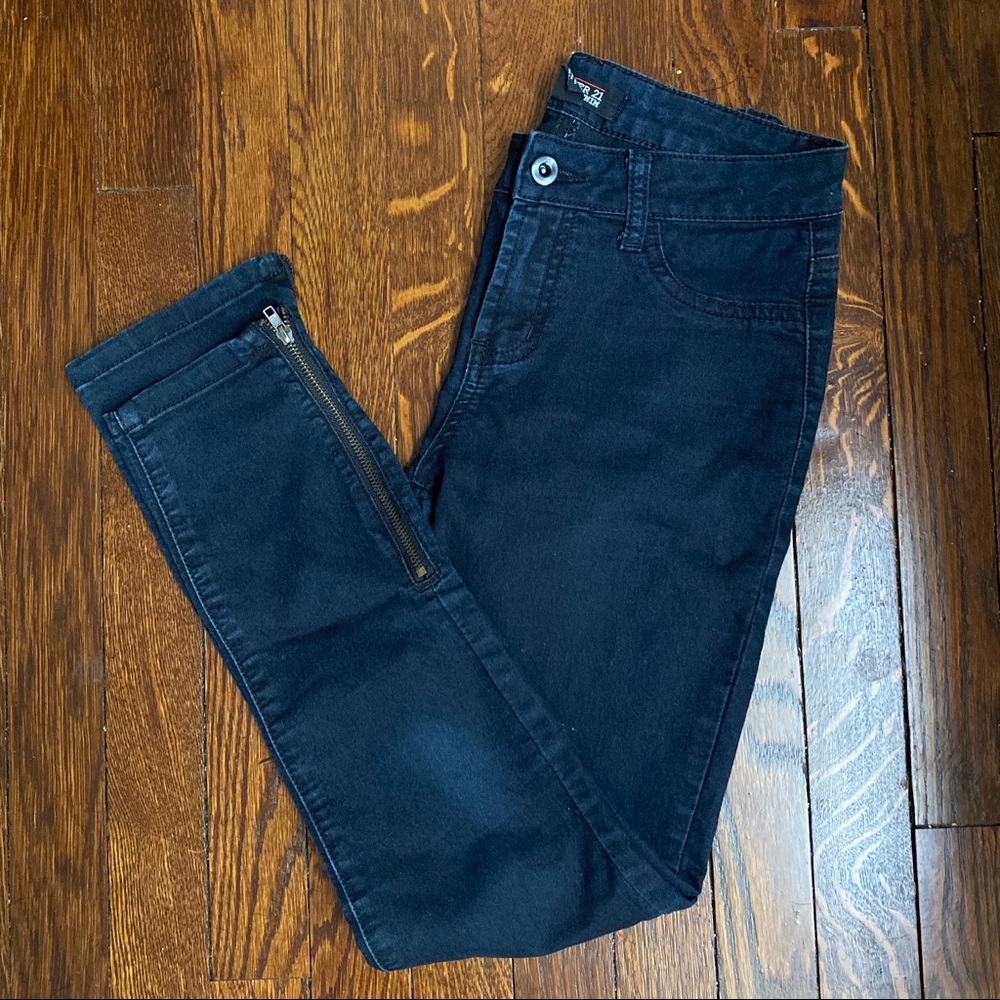 Jeans with zipper detail